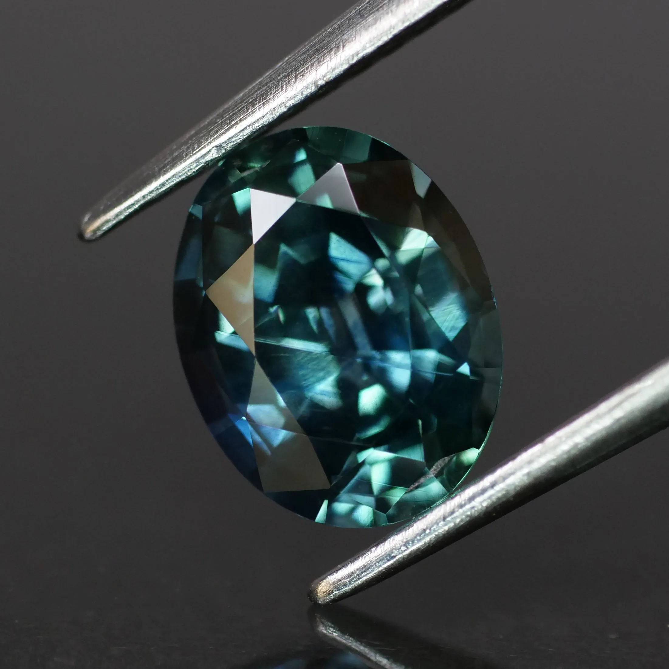 Sapphire | natural, teal color, oval cut *8x6.5 mm, 1.9ct